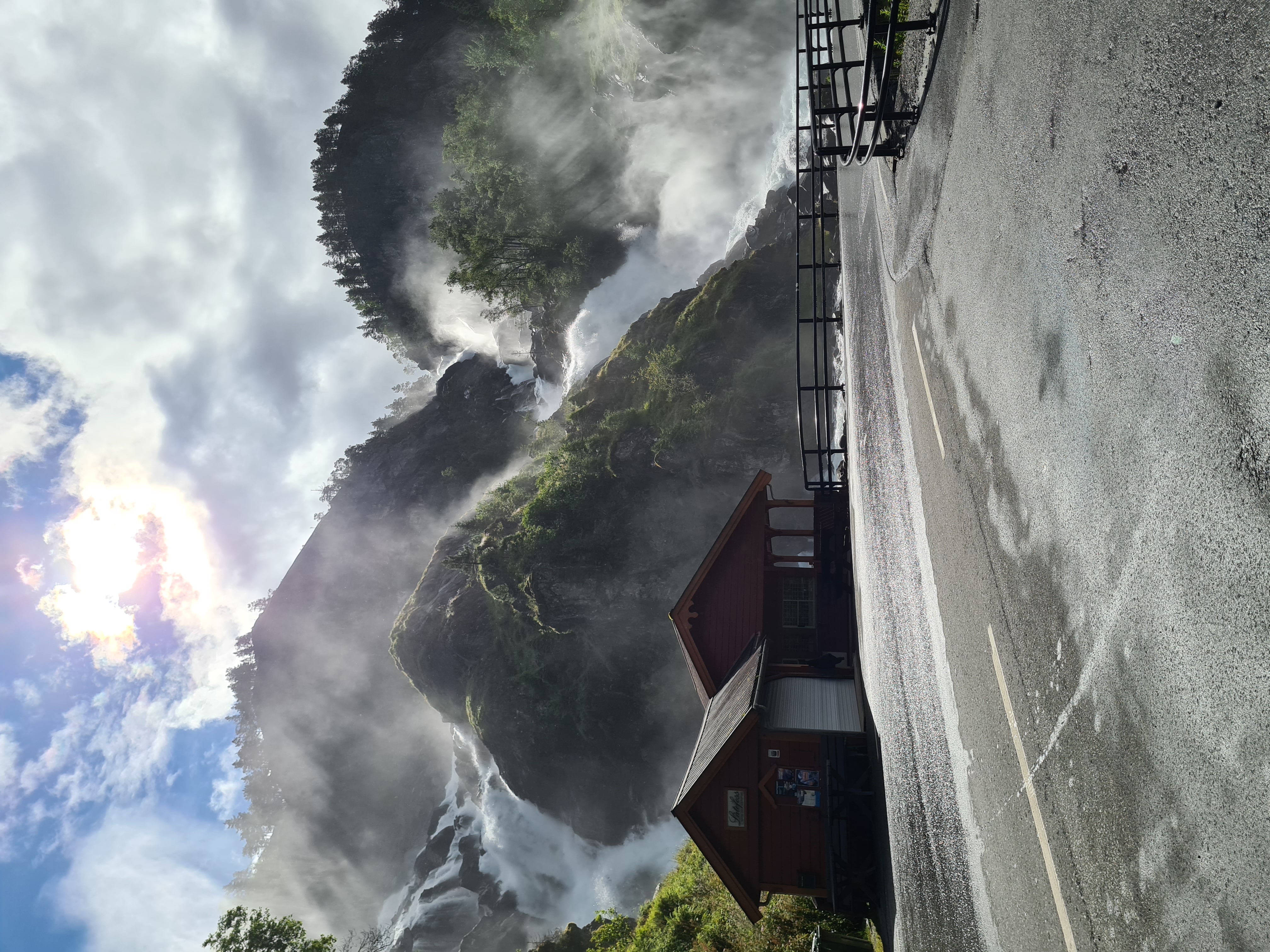 En vakker foss i nærheten av Odda